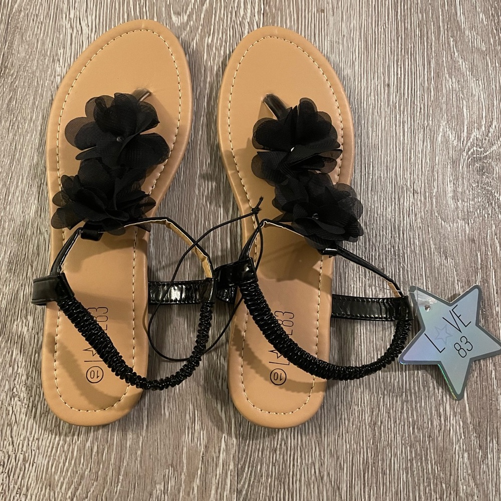 NWOT (LO⭐️E) Love 83 Thong Sandal adorned by Black Flowers Never Worn, Size 10 - Picture 5 of 6